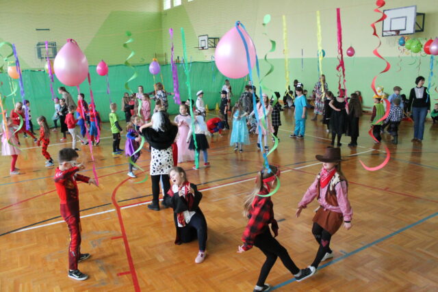 Uczniowie tańczą w trakcie balu karnawałowego