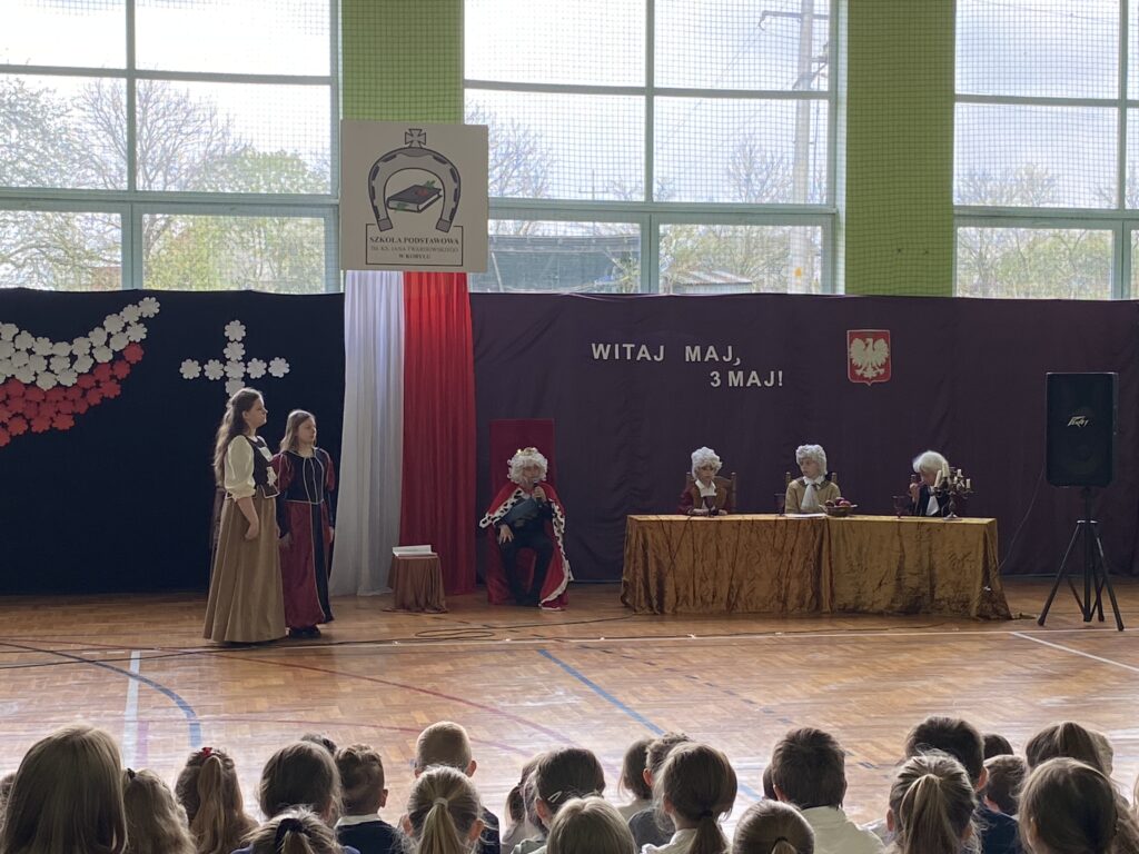 Występ uczniów podczas akademii z okazji Narodowego Święta 3 Maja.